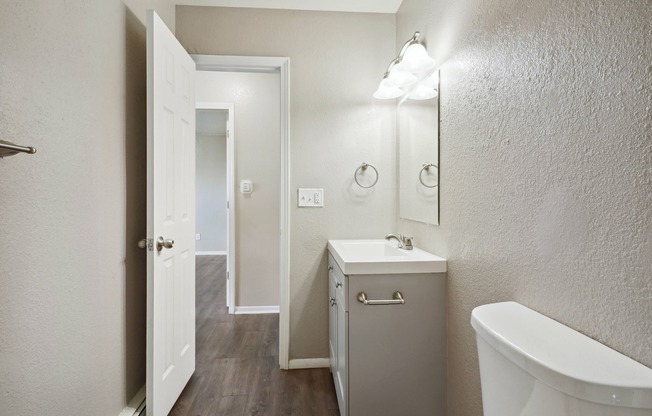 2 Bedroom - Newly Remodeled Full Bathroom