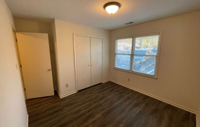 2 beds, 1 bath, $975, Unit A