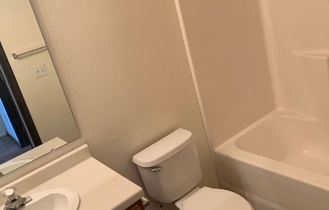 2 beds, 1 bath, 900 sqft, $875, Unit 211