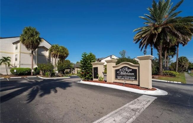 1/1 Condo available on Plaza. Close to Mall at Millenia, Orlando