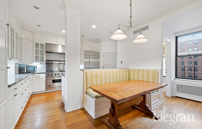251 W 89 ST