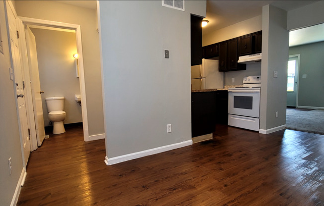 2 beds, 1.5 baths, $1,195, Unit 2999 Benchwood Road