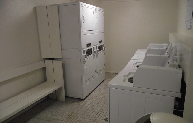 Great location off Leetsdale/Parker and Florida with lots of amenities such as pool, hot tub, club house, washer/dryer in building.