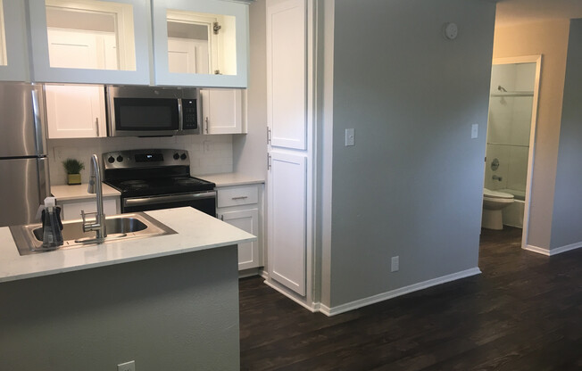 Studio, 1 bath, 380 sqft, $1,095, Unit 201