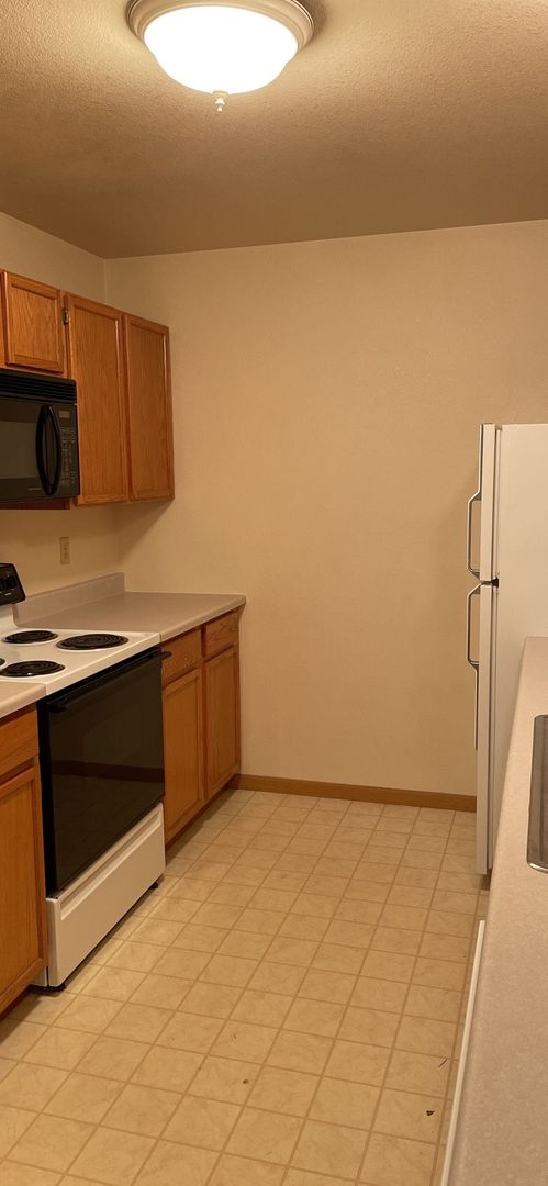 Bright & Convenient Townhouse Living!