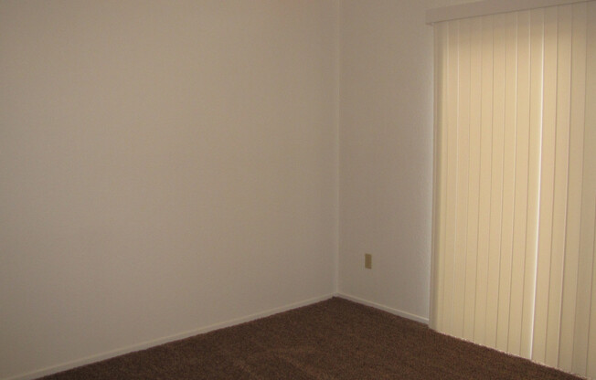 2 beds, 1 bath, $1,400, Unit B