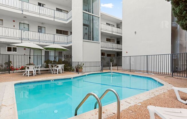 (Ellie:B) 5139 White Oak Avenue