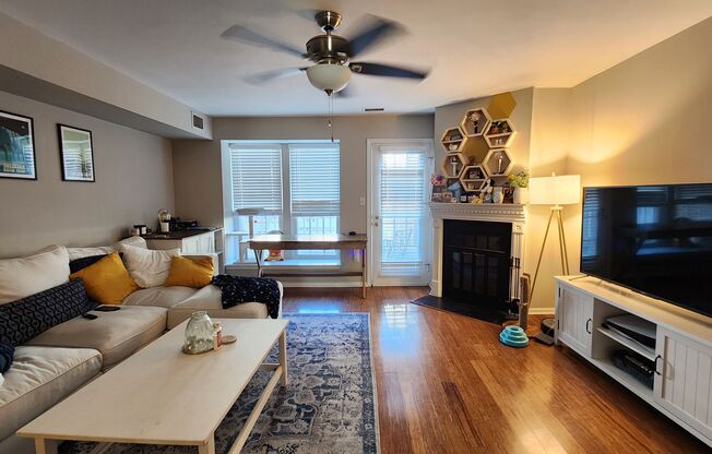 Tucked Away Condo with Balcony near Shirlington