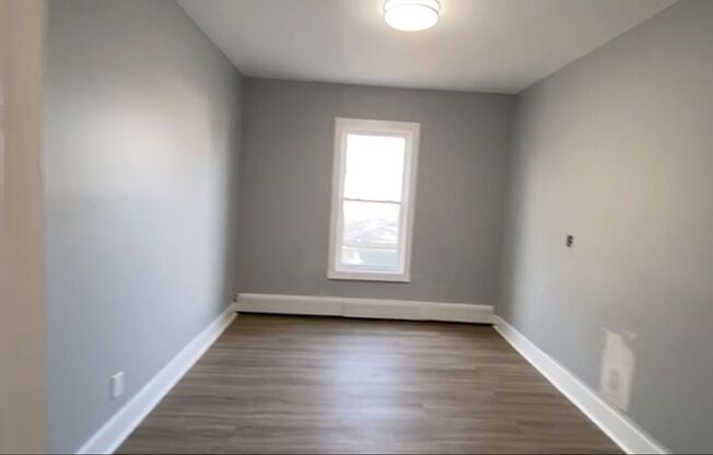 3 beds, 1 bath, $2,500, Unit 107 Caroline St - Unit 3