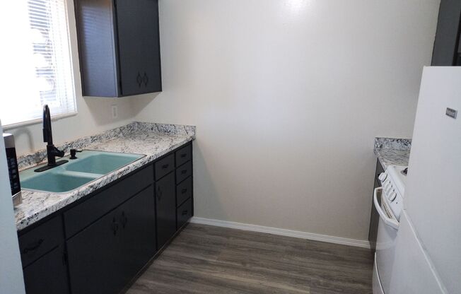 2 beds, 1 bath, $1,095, Unit 2