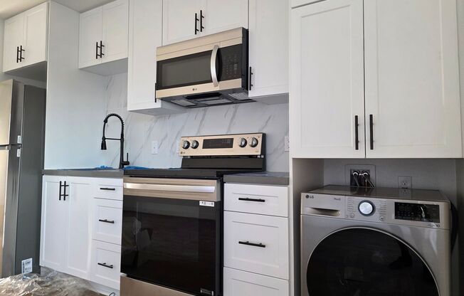 Studio, 1 bath, 327 sqft, $1,790, Unit 308