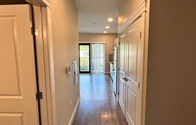Studio, 1 bath, 327 sqft, $1,570, Unit 4th #304