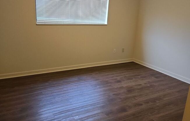 2 beds, 1 bath, $1,100