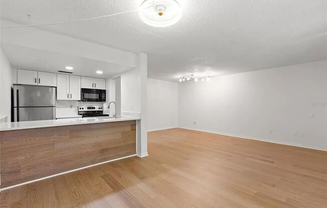 2 beds, 1 bath, $1,995, Unit APARTMENT A25
