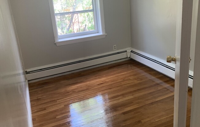 2 beds, 1 bath, $3,100, Unit 3
