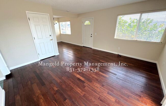 Great Home Located In Seaside Neighborhood with Fenced Back Yard!