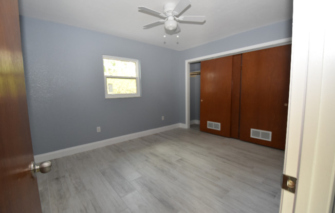 1107 W WOODLAWN AVE