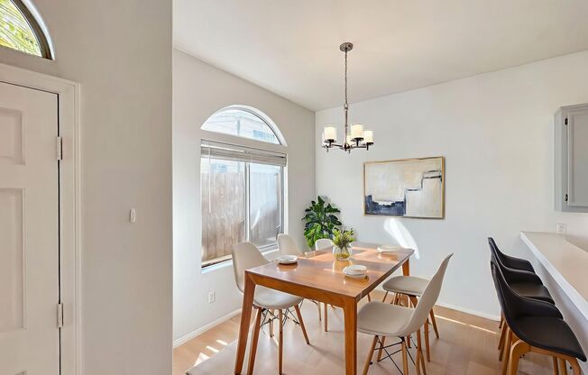 Beautiful 3BD/2.5BA W/ Attached Garage and In-Unit Laundry in Pacific Beach!