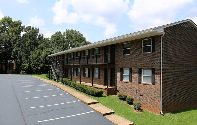 2 beds, 1 bath, 850 sqft, $1,195, Unit Parkway-1