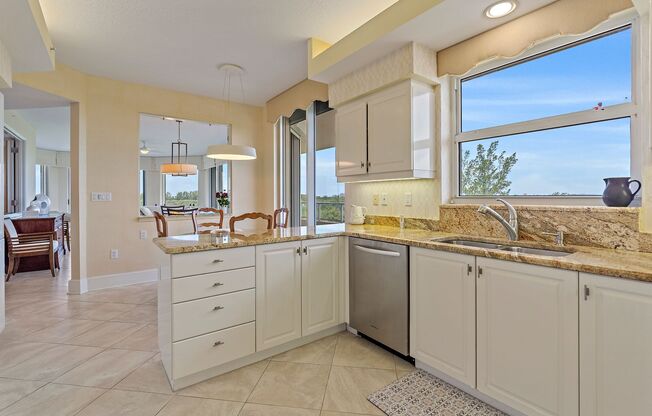 Luxury 3 bedroom/3 bath condo in Grand Bay on Longboat Key with panoramic views! *3 month minimum*