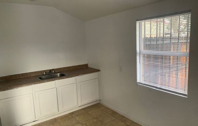 Studio, 1 bath, $795, Unit 711 BRYCE DR A & B