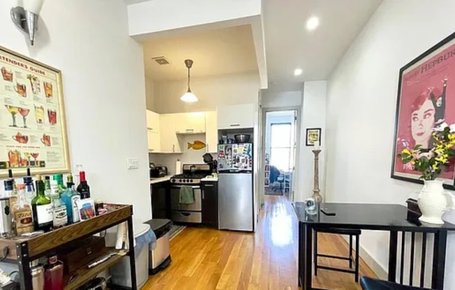 2 beds, 1 bath, $3,100, Unit 2A