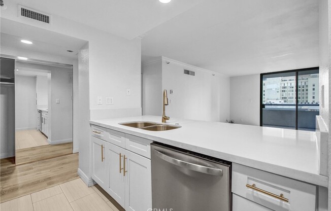 1 bed, 1 bath, 754 sqft, $2,552, Unit 1103