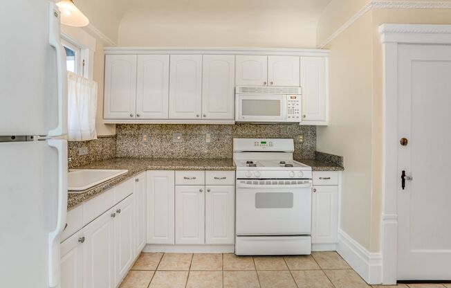 1 bed, 1 bath, $2,100, Unit 2065 Eagle Ave #A - LU