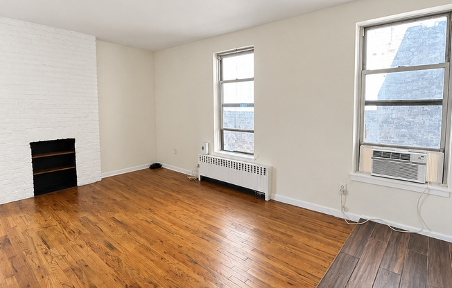 304 W 10 ST