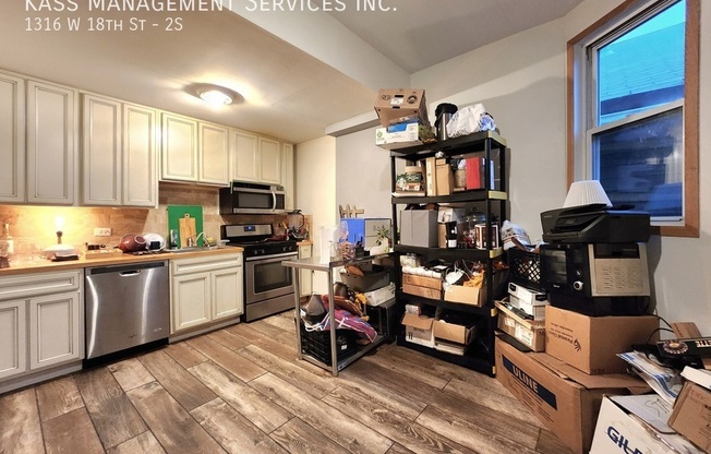 1316 W 18 ST
