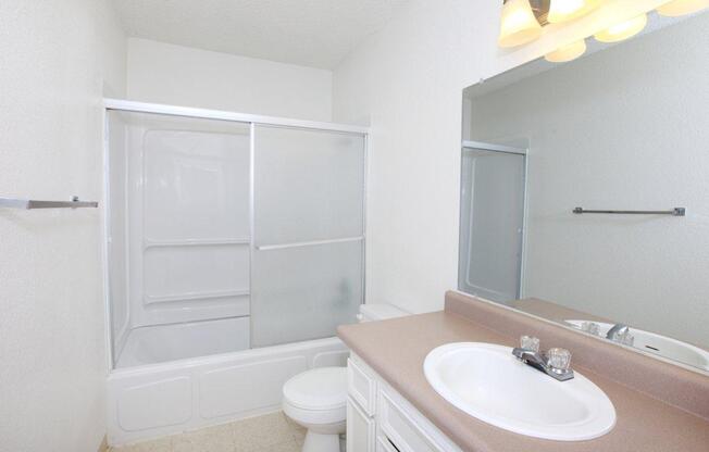 2 beds, 1 bath, 900 sqft, $1,740, Unit 17-111