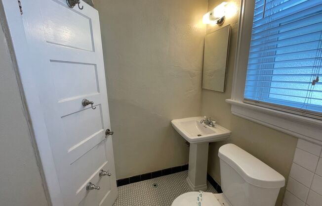 Studio, 1 bath, 405 sqft, $995, Unit 38-2