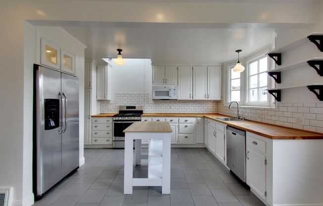 Lakeside 3 Bedroom / 3 Bathroom Single Family Home with In-Unit Laundry & Garage Parking Included