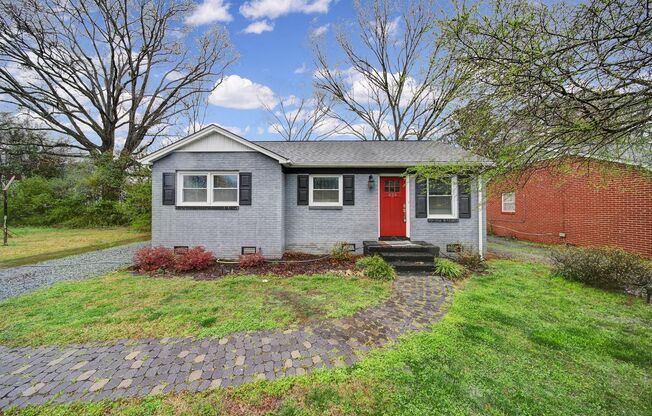 Lovely Three Bed 1 Bath Home in the Heart of Matthews!