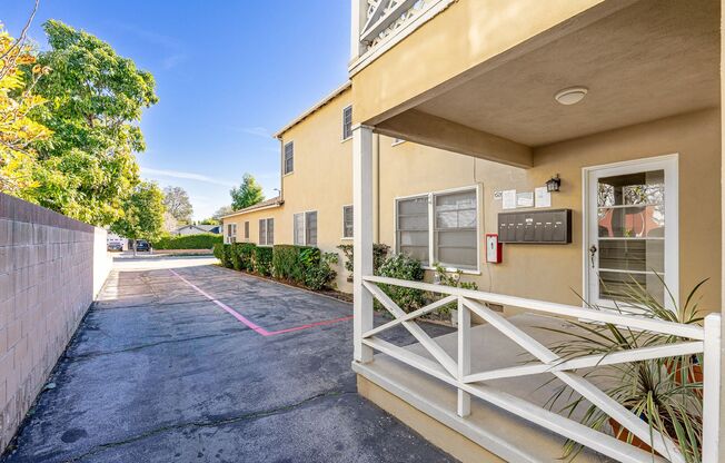 2 beds, 1 bath, $2,450, Unit D