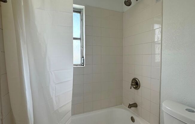 2 beds, 1 bath, 850 sqft, $1,925, Unit F106