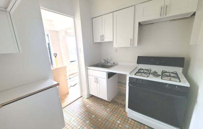 2 beds, 1 bath, $1,425, Unit 410