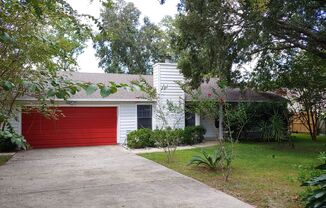 3BR/2BA cul de sac home In Springtree with screened-in lanai & fenced-in back yard!