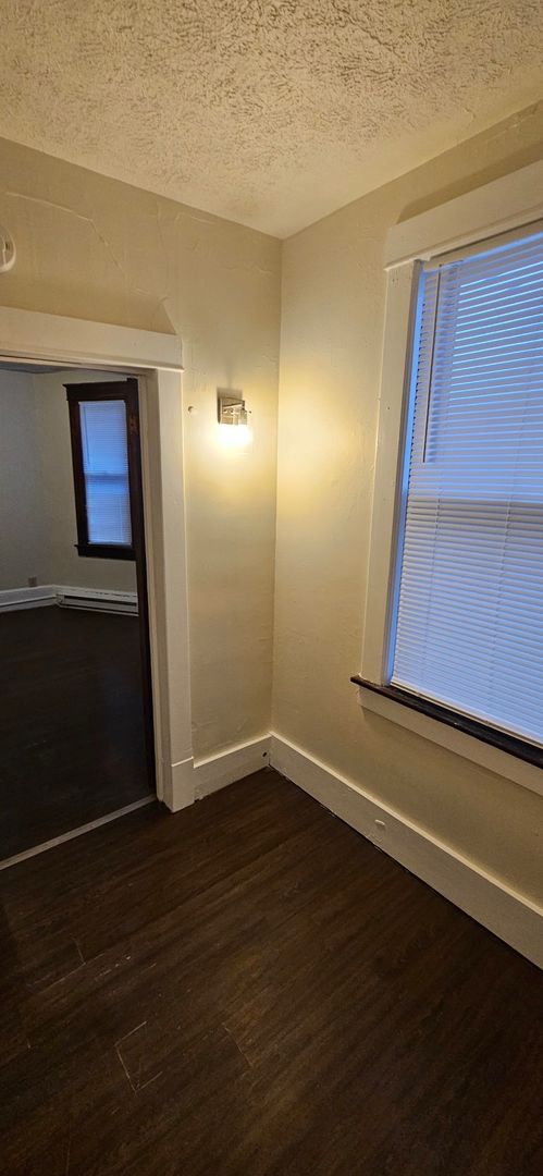 2 beds, 1 bath, $850, Unit 2