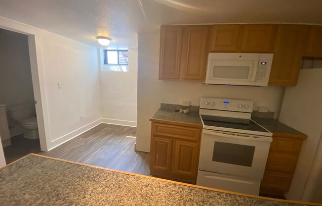 2 beds, 1 bath, $1,295, Unit 1924 South Columbine Street