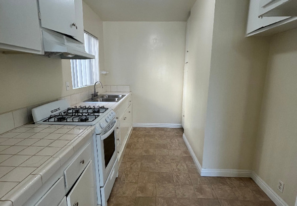 409 N LOS ROBLES AVE