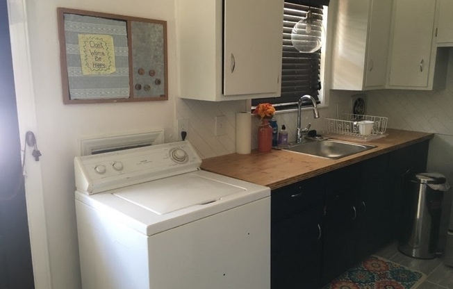 Awesome 2BR/1BA Apartment in popular LAKEWOOD near Duke University!