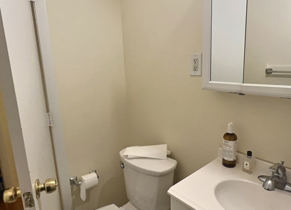 1 bed, 1 bath, 999 sqft, $2,800, Unit 32