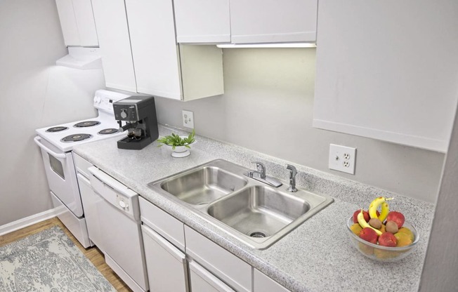 Greentree Apartments in Savannah, GA photo of a kitchen with white cabinets