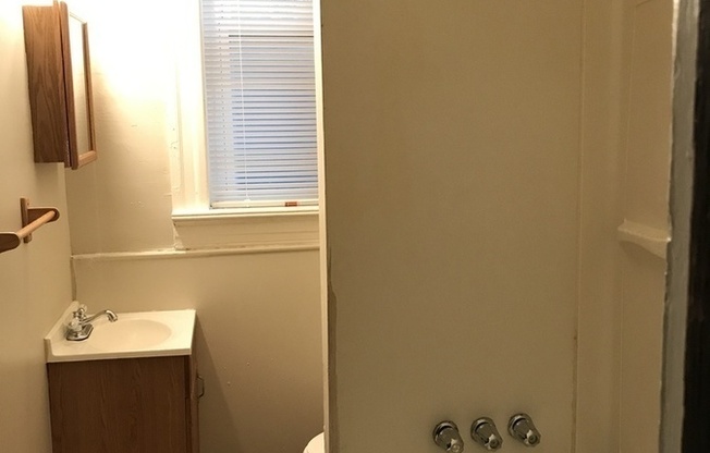 1 bed, 1 bath, 1,155 sqft, $850, Unit 2848 Wyoming Apt 1F