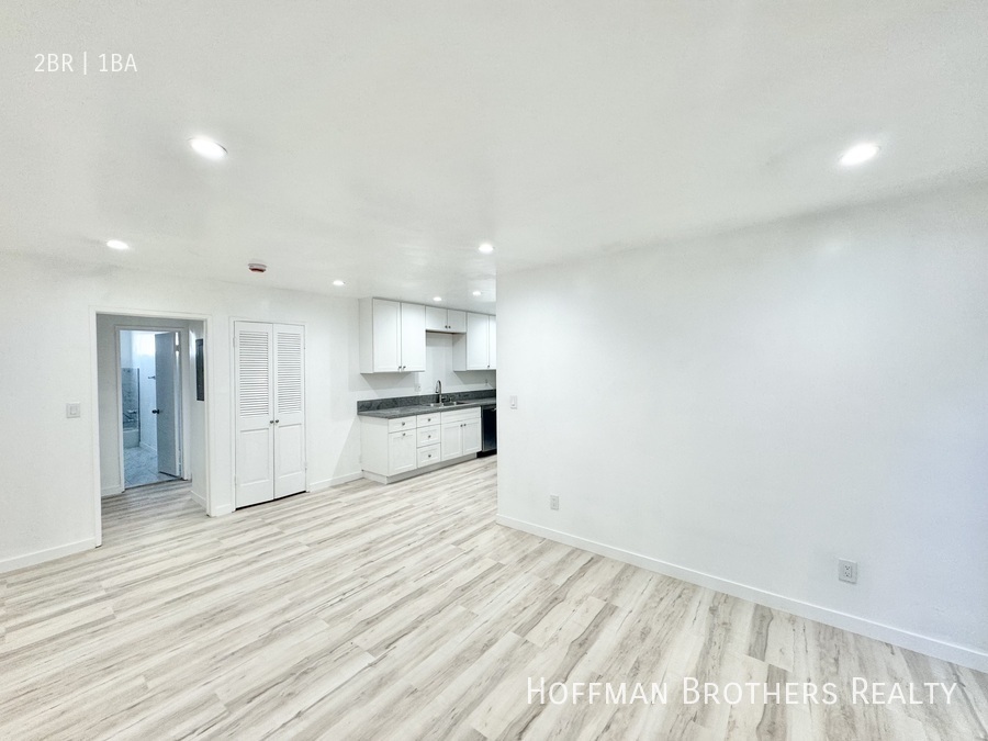 1121 N KINGS RD