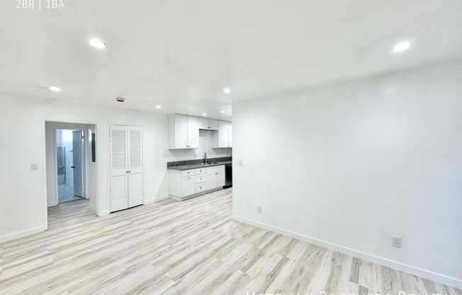 1121 N KINGS RD