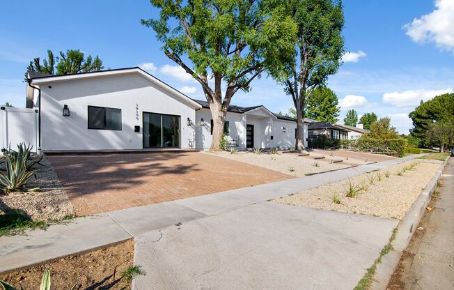 Modern 5 bedroom House for lease in Northridge