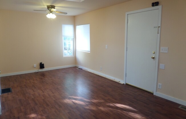 Super Cute & Renovated 3-Bedroom Cottage in Seattle for Rent!!