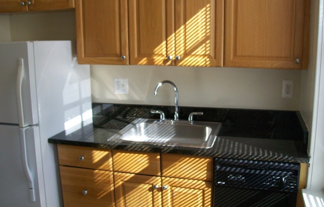 3 beds, 2 baths, $5,000, Unit 405